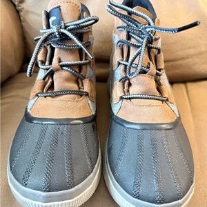 NWOT Women’s Sorel Black and Brown Boots